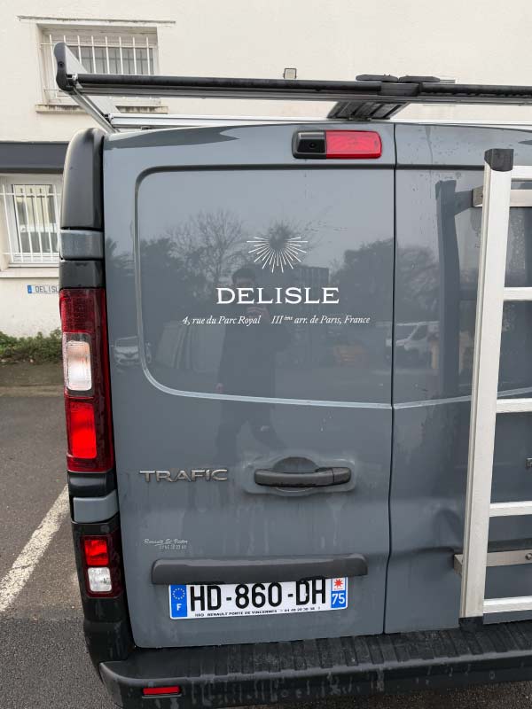 Réalisation d’un marquage simple et élégant pour Delisle : l’art du lettrage à Montreuil (93)
