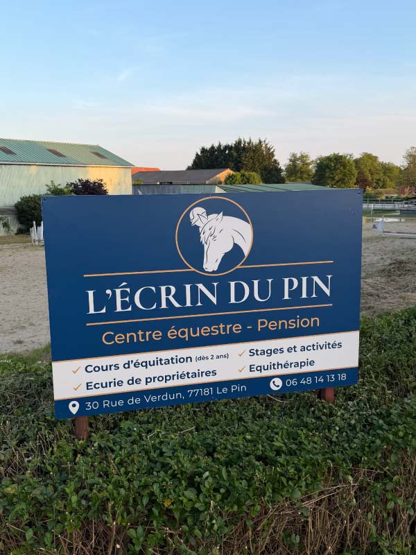 Signalétique extérieure, bâche, roll up, flyer pour le centre équestre l’Écrin du pin